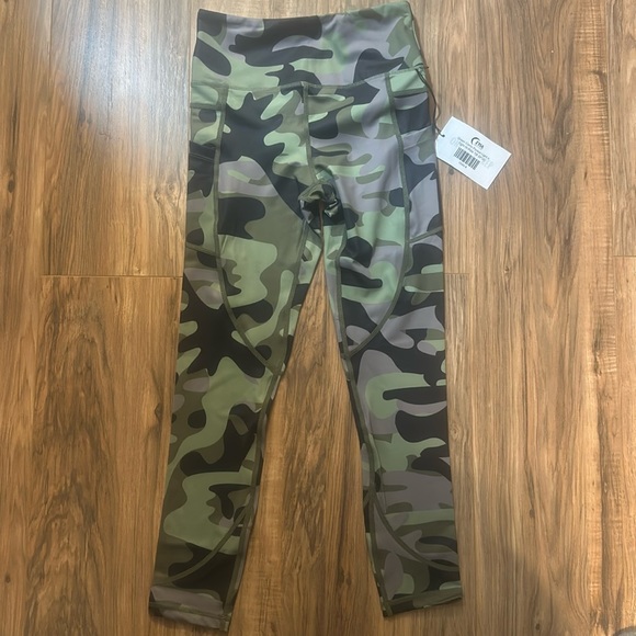 ZYIA Pants - Zyia green camo pocket Light n Tight Hi-Rise 7/8 24” leggings size 4
